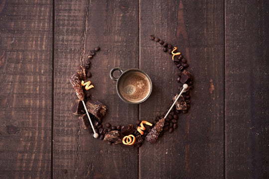 Taza de café sobre mesa de madera ornamentado.